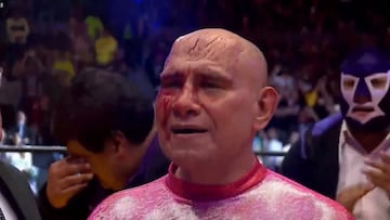 Momento en que Villano IV revela su rostro ante Pentagón Jr.