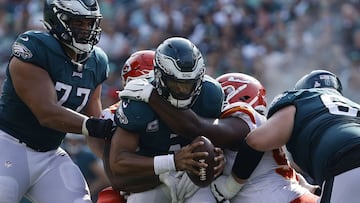 PHILADELPHIA, PENNSYLVANIA - OCTOBER 03: Jalen Hurts #1 of the Philadelphia Eagles is tackled by Derrick Nnadi #91 and Michael Danna #51 of the Kansas City Chiefs during the fourth quarter at Lincoln Financial Field on October 03, 2021 in Philadelphia, Pennsylvania.   Tim Nwachukwu/Getty Images/AFP
 == FOR NEWSPAPERS, INTERNET, TELCOS &amp; TELEVISION USE ONLY ==