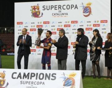 Xavi Hernández recoge el trofeo.