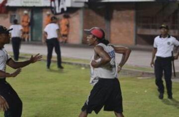 Cúcuta sigue sin ganar y ya es penúltimo del torneo con ocho puntos. Ante la invasión de campo por parte de sus hinchas, la plaza podría ser sancionada.