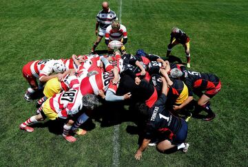 El Fuwaku Rugby Club de Tokio, fundado en 1948, es uno de los 150 clubes japoneses que organizan partidos competitivos y de contacto para jugadores mayores de 40 años. Según las Naciones Unidas, Japón es el país con la población con mayor envejecimiento del mundo. Las personas mayores son particularmente vulnerables a la soledad, ya que el 15% de los hombres mayores que viven solos tienen menos de una conversación en dos semanas, según un informe publicado en The Japan Times . El rugby no solo mantiene activos a los jugadores, sino que ofrece una vida social plena. 