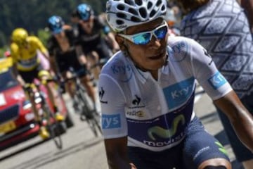 Colombia's Nairo Quintana (R), wearing the best young's white jersey, leads a breakaway ahead of Great Britain's Christopher Froome, wearing the overall leader's yellow jersey, during the 110,5 km twentieth stage of the 102nd edition of the Tour de France cycling race on July 25, 2015, between Modane Valfrejus and Alpe d'Huez, French Alps.  AFP PHOTO / JEFF PACHOUD