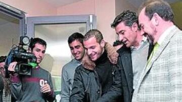 <b>SOLIDARIOS. </b>Soldado, Míchel y Torres repartiendo juguetes.