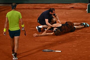 Zverev se torció el tobillo derecho y cayó sobre la arcilla, entre gritos de dolor, al intentar devolver un tiro de drive. Salió en silla de ruedas de la pista para ser atendido y volvió en muletas, con el pie inflamado, para decirle al juez de silla que