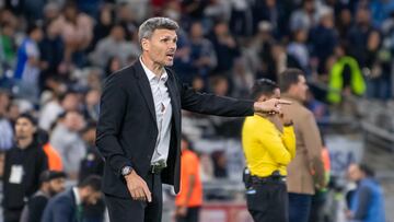 AME7752. MONTERREY (MÉXICO), 10/03/2024.- Fernando Ortiz entrenador de Rayados reacciona en una jugada ante Mazatlan este domingo, durante un juego correspondiente a la jornada 11 del Torneo Clausura 2024 en el estadio BBVA de la ciudad de Monterrey (México). EFE/Miguel Sierra
