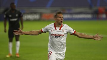 Luuk De Jong celebrando el gol que acaba de anotar para el Sevilla