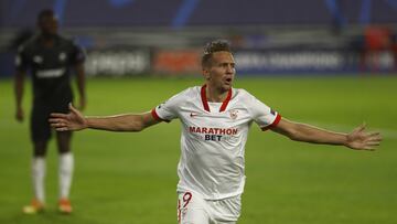 Luuk De Jong celebrando el gol que acaba de anotar para el Sevilla 