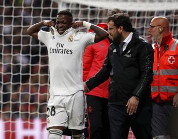 Apenas 4 minutos después, también Vinicius se tiró al suelo sin poder continuar. Fue sustituido por Marco Asensio.