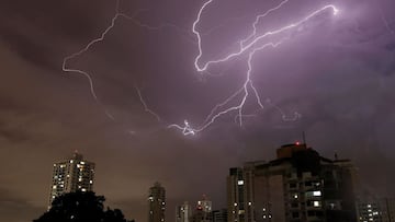 AME4212. CIUDAD DE PANAMÁ (PANAMÁ), 14/09/2021.- Fotografía de una tormenta eléctrica este martes en ciudad de Panamá (Panamá). EFE/Bienvenido Velasco