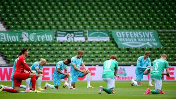 Soccer Football - Bundesliga - Werder Bremen v VfL Wolfsburg - Weser-Stadion, Bremen, Germany - June 7, 2020 Players from both teams take a knee before the match, as play resumes behind closed doors following the outbreak of the coronavirus disease (COVID
