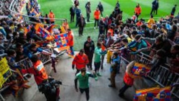 REGALO DE REYES. La afición, con una gran presencia de niños, se volcó con el equipo, y no dejó de animar a la plantilla como si de un partido oficial se tratara. Los asistentes fueron recompensados tras la sesión con balones azulgrana que los jugadores lanzaron a las gradas.