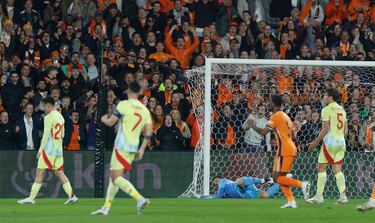1-1. Justin Kluivert asiste, desde la corona del área española, a Cody Gakpo que con la pierna derecha, saca un potente disparo raso al palo corto de Unai Simón y le supera.1