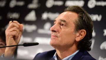 Valencia's Italian coach Cesare Prandelli gestures during his presentation to media at the Mestalla stadium in Valencia, on October 3, 2016. / AFP PHOTO / JOSE JORDAN