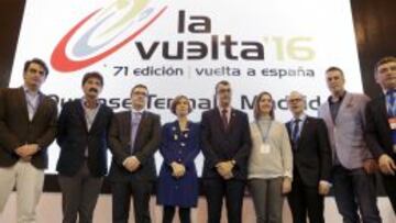 Javier Guill&eacute;n, junto a la directora de Turismod e la Xunta, Nava Castro y otros gestores gallegos, esta ma&ntilde;ana en Fitur.