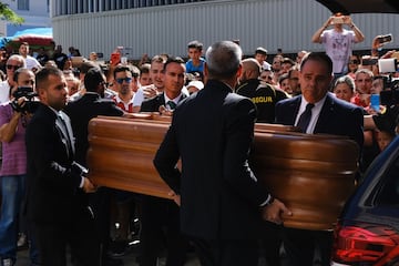 Personalidades, familiares, amigos y aficionados podrn despedir esta tarde al futbolista, que este sbado perdi la vida en un accidente de trfico cuando regresaba a Utrera tras entrenarse en Almendralejo.

