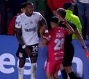 La insólita reacción de un jugador de Corinthians sobre un árbitro chileno: arriesga un duro castigo