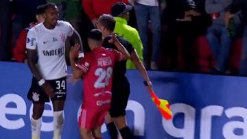 La insólita reacción de un jugador de Corinthians sobre un árbitro chileno: arriesga un duro castigo
