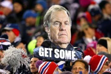 Unos aficionado sostienen una cabeza de Belichick con el lema "Get Some", que viene a significar "Pilla algo". Creo que iba dirigido a LeGarrette Blount.