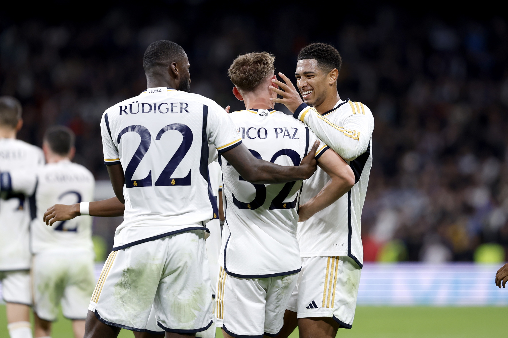 3-2. Jude Bellingham felicita al debutante Nico Paz, autor del tercer gol del conjunto blanco.