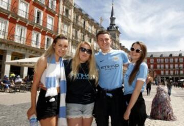 Los ingleses esperan la hora del partido disfrutando de las terrazas de la Plaza Mayor.