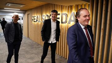 GRAFCAV2453. SAN SEBASTIÁN (ESPAÑA), 14/11/2022.- El entrenador de la Real Sociedad, Imanol Alguacil (d), acompañado del presidente del Club, Jokin Aperribay (c), y del director deportivo, Roberto Olabe (i), ofrece una conferencia de prensa en el Reale Arena de San Sebastián para anunciar la renovación de su contrato hasta 2025. EFE/Juan Herrero.