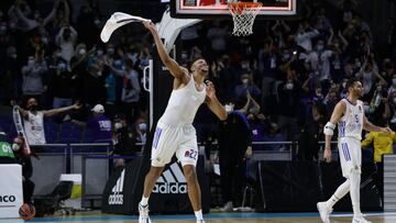 Tavares, con Rudy al fondo, celebra la victoria ante el CSKA la temporada pasada con un equipo plagado de bajas.