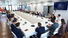 El ‘sindicato’ arbitral toma fuerza con Francia como espejo