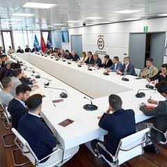 El ‘sindicato’ arbitral toma fuerza con Francia como espejo