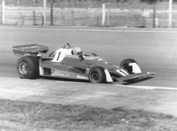 Niki Lauda, ex piloto austríaco. Fue campeón del mundo en 1975, 1977 y 1984, subcampeón en 1976, y cuarto en 1974 y 1978. Su primera victoria fue en el Gran Premio de España de 1974, y la última en el Gran Premio de los Países Bajos de 1985. A lo largo de su carrera en la máxima categoría pilotó para las escuderías March, BRM, Ferrari, Brabham y McLaren, acumulando 25 victorias y 54 podios.
