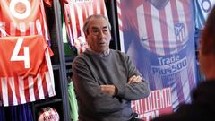 Adelardo posa con camisetas del Atl&eacute;tico. 
 
 
 
 
 
 