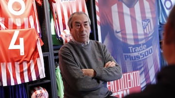 Adelardo posa con camisetas del Atl&eacute;tico. 
 
 
 
 
 
 