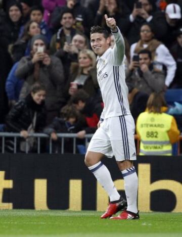 El delantero colombiano del Real Madrid, James Rodríguez, muestra su alegría tras marcar el primer gol ante el Sevilla 