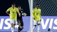 AMDEP2414. LA PLATA (ARGENTINA), 27/05/2023.- Luis Marquinez (c) arquero de Colombia anima a Kevin Mantilla (i) hoy, en un partido del grupo C de la Copa Mundial de Fútbol sub-20 entre Colombia y Senegal en el estadio Diego Armando Maradona en La Plata (Argentina). EFE/ Demian Alday Estevez
