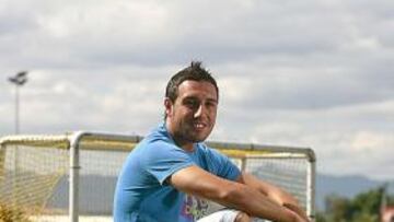 <b>DESEADO. </b>Santi Cazorla, posando para AS en la ciudad deportiva del Villarreal.