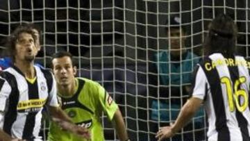 <b>RENUEVA.</b> El centrocampista ¨ªtalo-argentino Mauro Germ¨¢n Camoranesi ampli¨® hoy su contrato con el Juventus de Tur¨ªn hasta el 30 de junio de 2011.