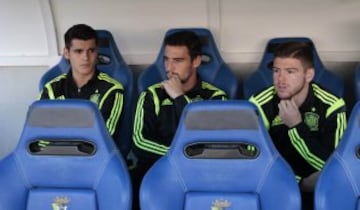 Morata, Dani Sotres y Alberto Moreno en el banquillo