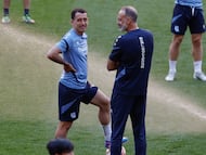 El técnico de la Real Sociedad, el estadounidense Pellegrino Matarazzo (d), conversa con el centrocampista y capitán del conjunto txuri-urdin, Mikel Oyarzabal (i). EFE/ Julio Muñoz