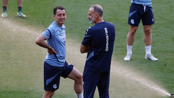 El técnico de la Real Sociedad, el estadounidense Pellegrino Matarazzo (d), conversa con el centrocampista y capitán del conjunto txuri-urdin, Mikel Oyarzabal (i). EFE/ Julio Muñoz