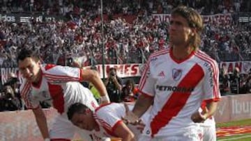 <b>UNA FIESTA. </b>Los jugadores de River celebran un gol de Trezeguet.