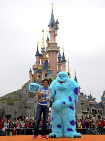 El tenista español Rafael Nadal, en las instalaciones de Eurodisney en París, donde hoy acudió para celebrar su octavo triunfo en el torneo de Roland Garrós tras derrotar ayer en la final a David Ferrer.