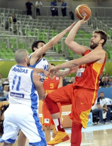 El jugador español Marc Gasol (d) intenta encestar ante los griegos Vassilis Kavvadas (i) y Kostas Papanikolaou durante el partido Grecia-España, del grupo E del Eurobasket de Eslovenia.