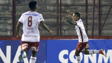 Los jugadores de Huracán celebran un gol.