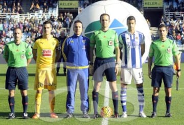 Real Sociedad - Eibar. El árbitro Mario Melero López, arropado por los capitanes de ambos equipos, Dani García, Xabi Prieto y los asistentes, Manuel Ángel Torre Cimiano, José Luis Martínez Serrato y el cuarto árbitro Jose Caucelo Sace