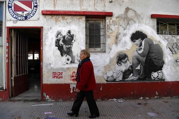 Visitamos la casa en la que vivió el astro argentino durante su etapa como futbolista del Argentinos Juniors (1978-1980) en el barrio de La Paternal en Buenos Aires. La vivienda se ha convertido en un curioso museo.  