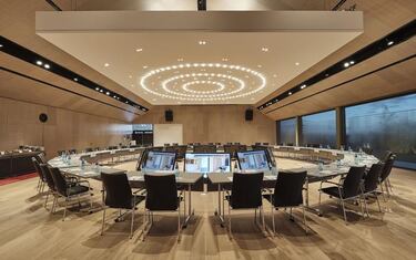 Cuenta con grandes espacios comunes y privados, interiores y al aire libre.