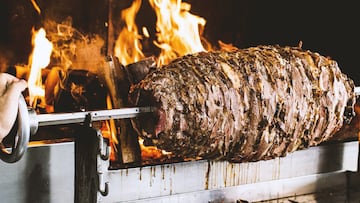 Es un tipo de kebab tradicional turco, originario de la ciudad de Erzurum. Se caracteriza por ser un kebab de cordero marinado que se cocina en brochetas horizontales y se sirve directamente de la brocheta, sin cortar previamente en un d?ner.