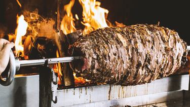 Es un tipo de kebab tradicional turco, originario de la ciudad de Erzurum. Se caracteriza por ser un kebab de cordero marinado que se cocina en brochetas horizontales y se sirve directamente de la brocheta, sin cortar previamente en un döner.