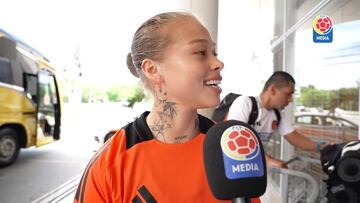 La jugadora de la Selección Colombia expresa su felicidad por regresar al equipo, destaca la fortaleza del grupo y orgullo de representar a su país mientras apoya a las nuevas talentos en su desarrollo.