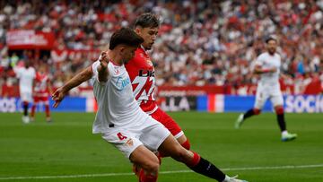 Kike Salas pugna con Ratiu.