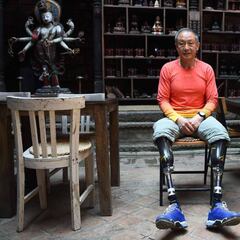 Un escalador chino de 70 años amputado de ambas piernas corona el Everest